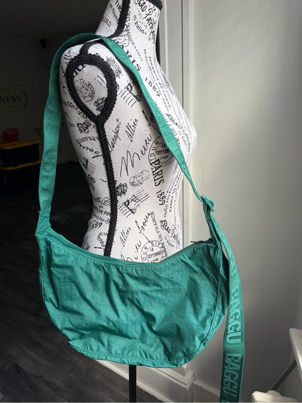 BAGGU teal green crossbody bag with logo strap